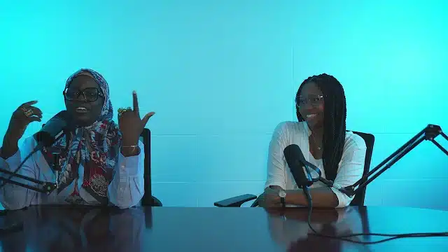 Deux participantes échangent devant les microphones